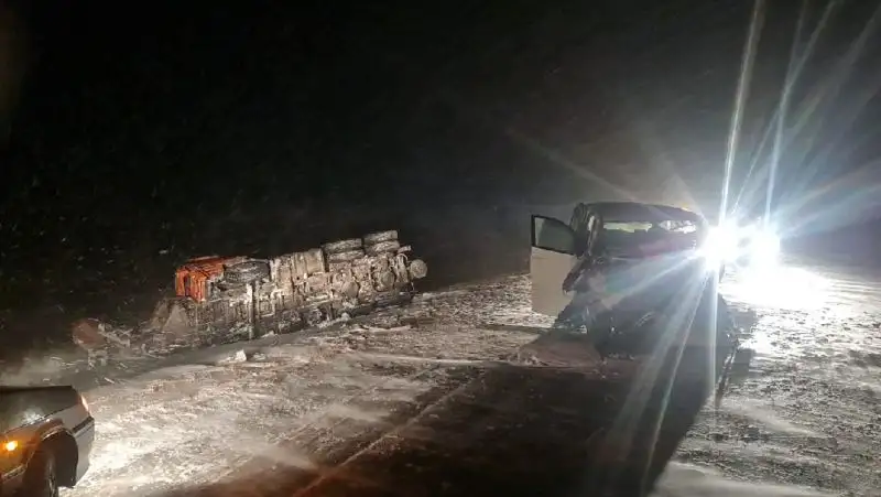 Тоуота врезалась в КамАЗ – погиб водитель, госпитализированы дети