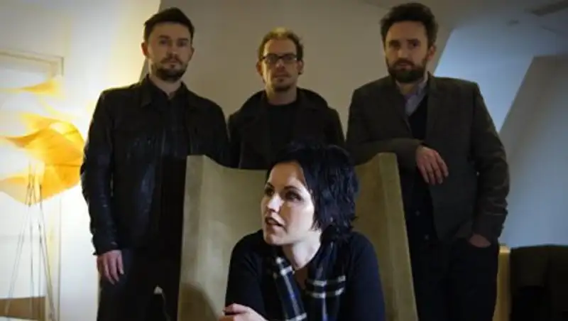 В Ирландии на похороны солистки The Cranberries пришли сотни людей
