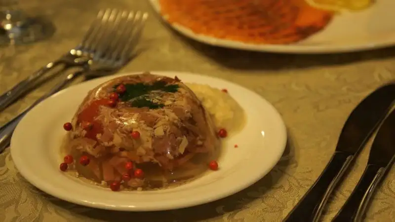 Опасный холодец: медики рассказали, кому нужно отказаться от этого новогоднего блюда