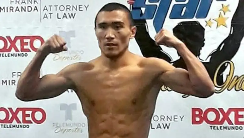 Аслан Муканов нокаутировал соперника в своем первом бою на профи-ринге