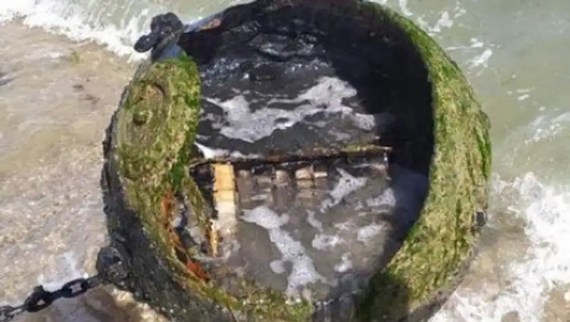 На пляже украинского курорта обнаружили мину