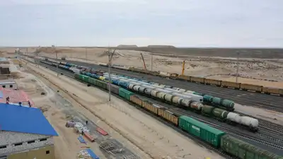 Пара туристов из Европы решили покататься на грузовом поезде в Кызылординской области, фото - Новости Zakon.kz от 28.07.2023 20:54
