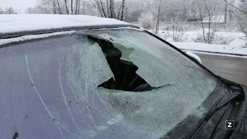 разбитое стекло, машина , фото - Новости Zakon.kz от 27.12.2021 09:39
