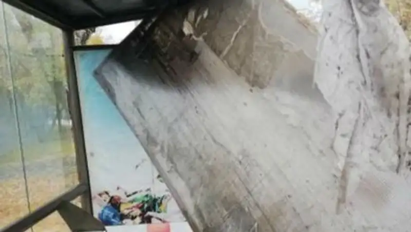 Крыша автобусной остановки обрушилась в Усть-Каменогорске