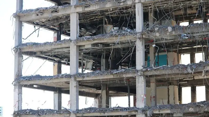 Подросток упал с заброшенного здания – врачи рассказали о его состоянии