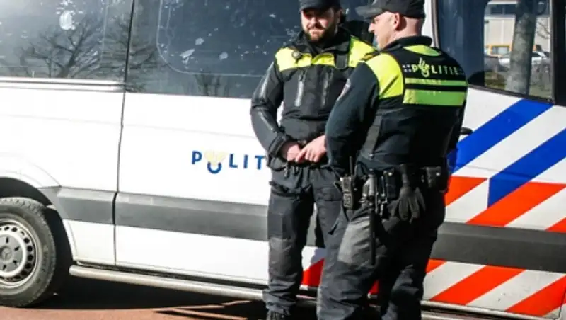 В Голландии группа из 75 немецких туристов устроила драку в баре и избила полицейских