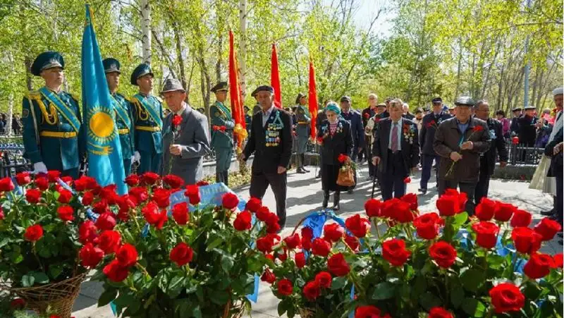 нур-султан, вов, воины, могила, цветы, церемония, фото - Новости Zakon.kz от 09.05.2022 12:46