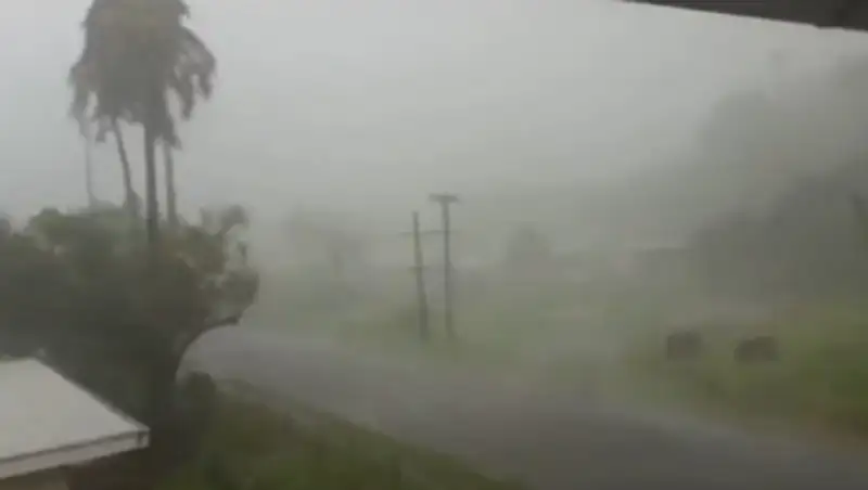Житель Фиджи заснял ураган «Уинстон» на видео
