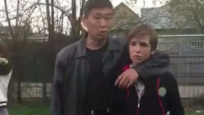 Опубликовано видео драки мужчины с девушкой-полицейским в Алматы