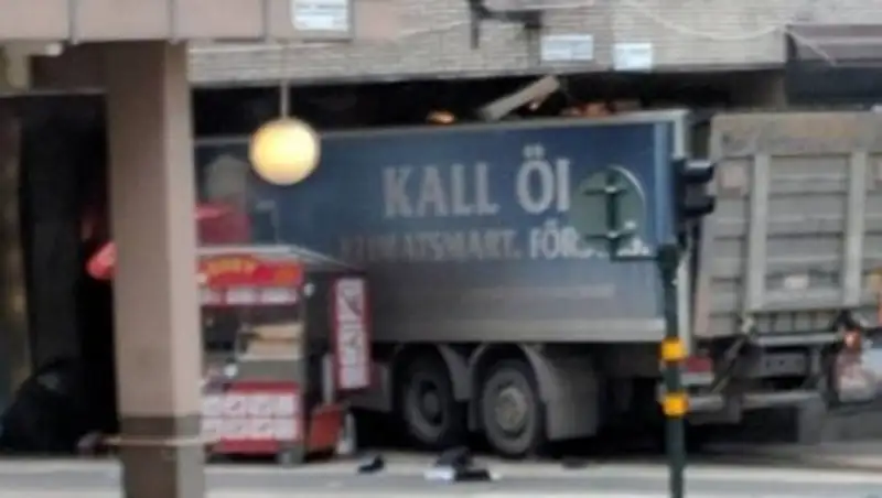 В центре Стокгольма грузовик въехал в толпу