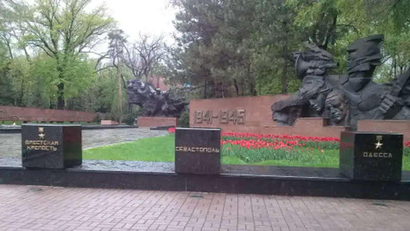 В Алматы по парку 28 гвардейцев-панфиловцев прошлись вандалы