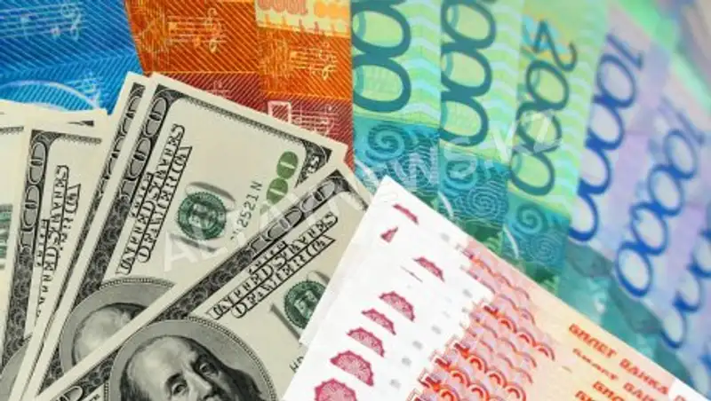 Тенге начал год с ослабления