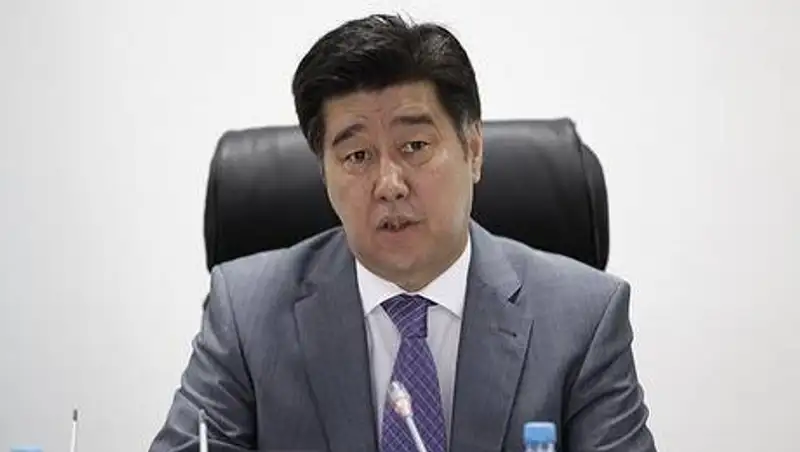 В Казахстане небольшое количество "чистых" госслужащих – Алихан Байменов