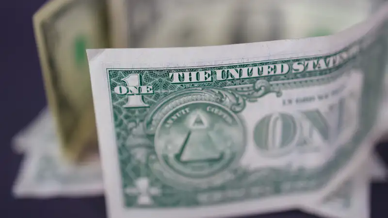 Доллар подешевел на торгах 25 декабря - «Финансы»