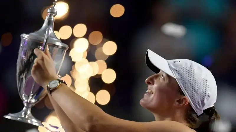 Ига Швёнтек разгромила Джессику Пегулу в финале Итогового турнира WTA