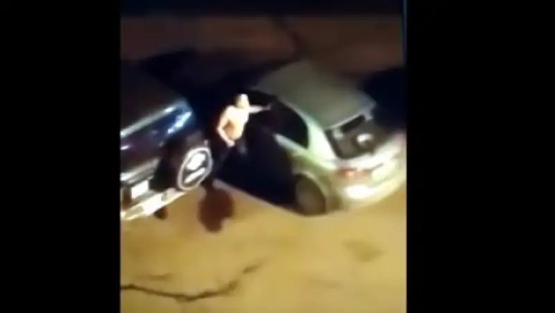 В Астане полуголый хулиган разгромил несколько автомобилей