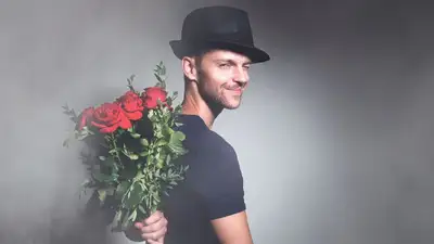 Мужчина с букетом на ишаке взорвал Казнет, фото - Новости Zakon.kz от 22.09.2023 10:39