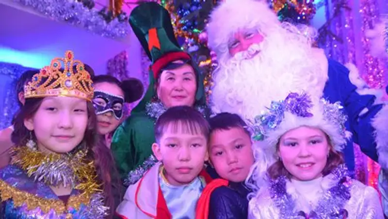 В сказочное путешествие отправились дети ВКО на елке от имени Президента страны 