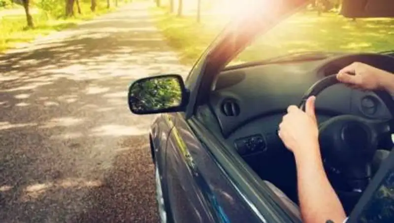 Автовладельцам перечислили преимущества торможения двигателем летом