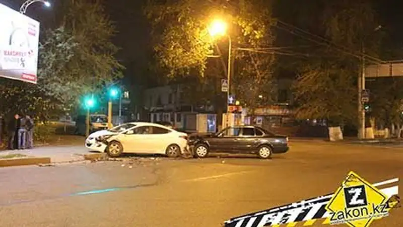 Водитель БМВ, проехав на "красный", столкнулся с Хёндаем в Алматы