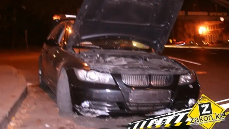 Не заметив островок из бордюров, водитель BMW пробил три колеса в Алматы