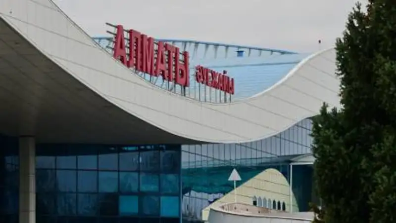 Избиение полицейским в аэропорту Алматы попало на видео