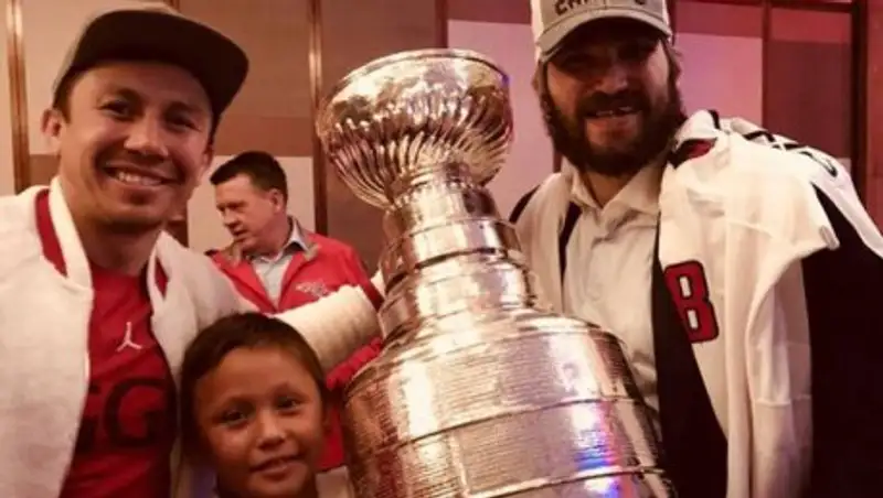 Головкин с сыном поздравил российских триумфаторов НХЛ