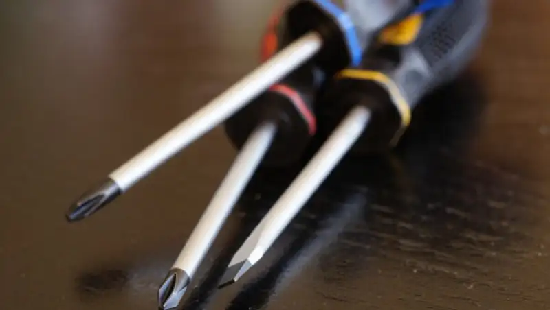 О состоянии мужчины с отверткой в голове рассказали врачи