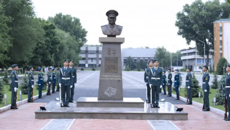 Памятник первому министру обороны поставили в Алматы