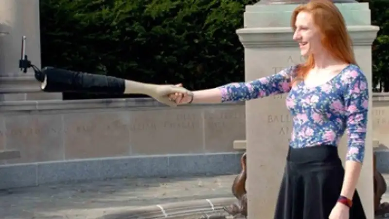 Американские дизайнеры придали палке для селфи форму руки