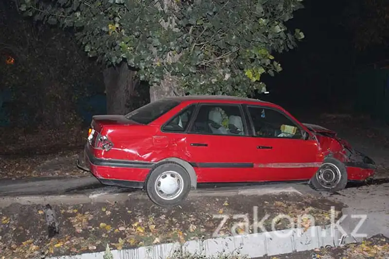 В Алматы водитель Фольксвагена врезался в Ауди с двумя маленькими пассажирами (фото) В Алматы водитель Фольксвагена врезался в Ауди с двумя маленькими пассажирами (фото), фото - Новости Zakon.kz от 01.11.2013 20:00