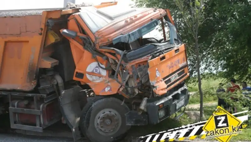Мощное столкновение двух грузовиков произошло в Алматы