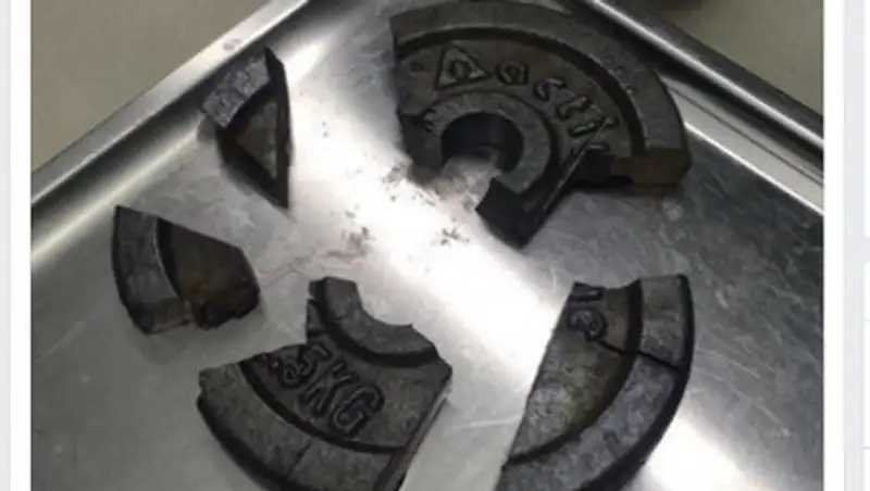 Пожарные три часа вызволяли пенис немца из отверстия блина для штанги