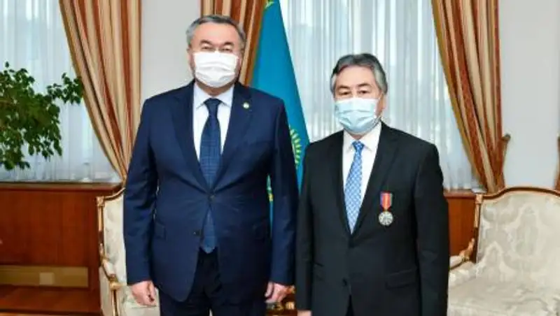 Орденом "Достык" наградили посла Кыргызстана в Казахстане