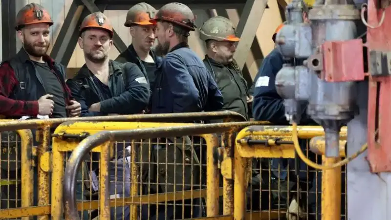 Польские шахтеры принесли на протест гроб с портретами Греты Тунберг и Урсулы Фон Дер Ляйен