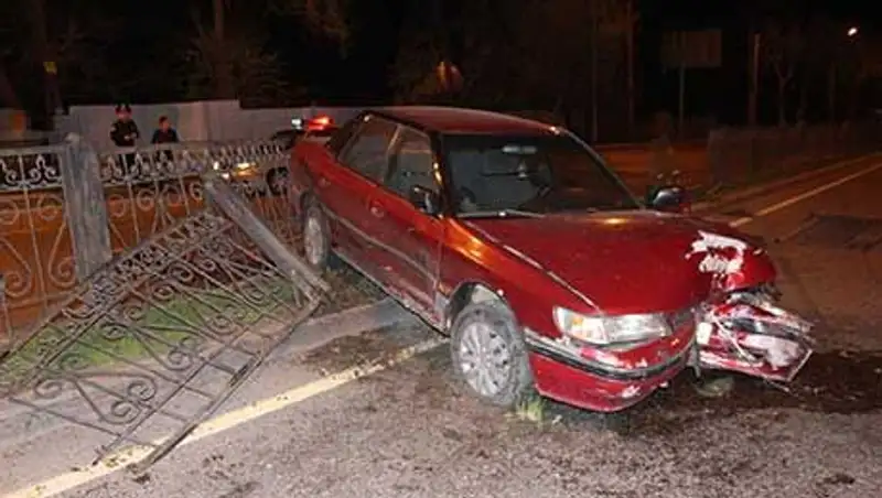 В Алматы на Кульджинском тракте водитель Субару не справился с управлением и снес забор
