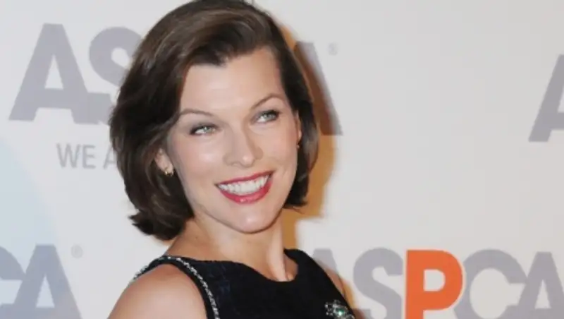 Мила Йовович показала своим поклонникам новорожденную дочку