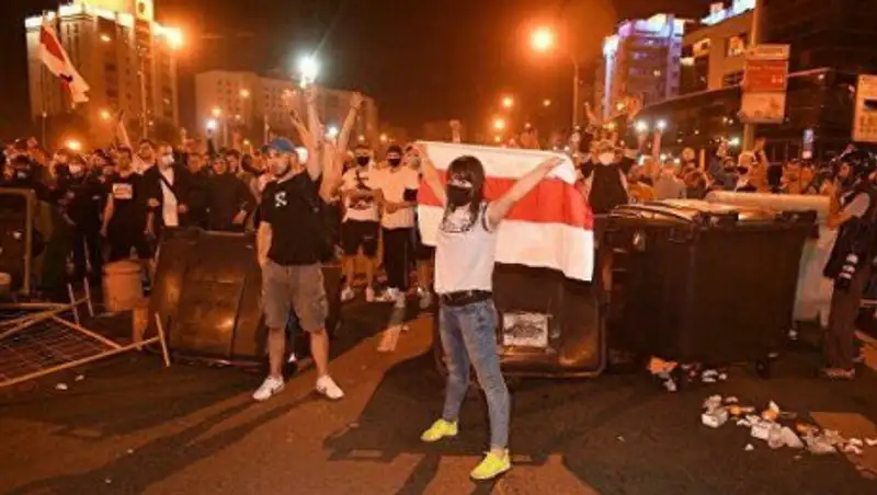 В Беларуси после закрытия участков начались протесты и столкновения