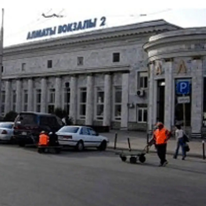 Два пассажирских поезда столкнулись на станции Алматы-2, фото - Новости Zakon.kz от 29.07.2013 04:00