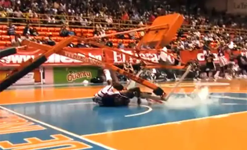 Баскетбольный трюкач едва не погиб под рухнувшим на него щитом, фото - Новости Zakon.kz от 13.11.2013 21:14