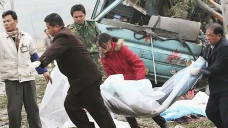 В Китае туристический автобус упал в пропасть, не менее 35 погибших