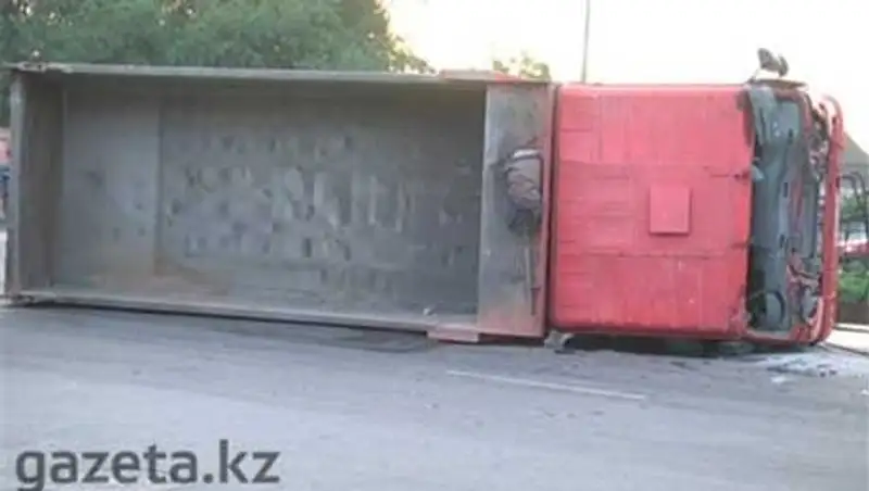 Китайский грузовик опрокинулся в Алматы