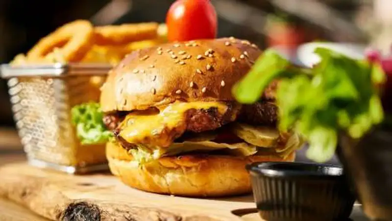 Названа неочевидная причина чрезмерного потребления фастфуда