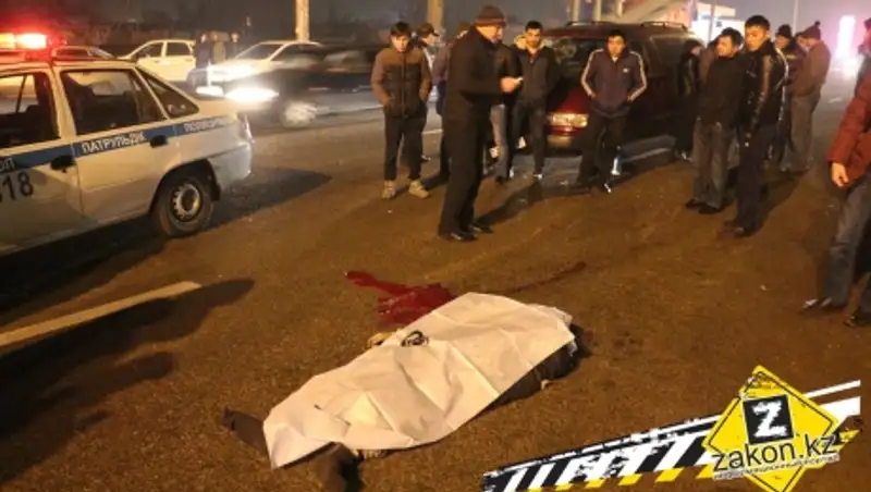 В Алматы водитель Тойоты насмерть сбил мужчину под надземным пешеходным переходом