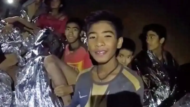 Спасатели отказались от плана вплавь вызволить детей из пещеры в Таиланде