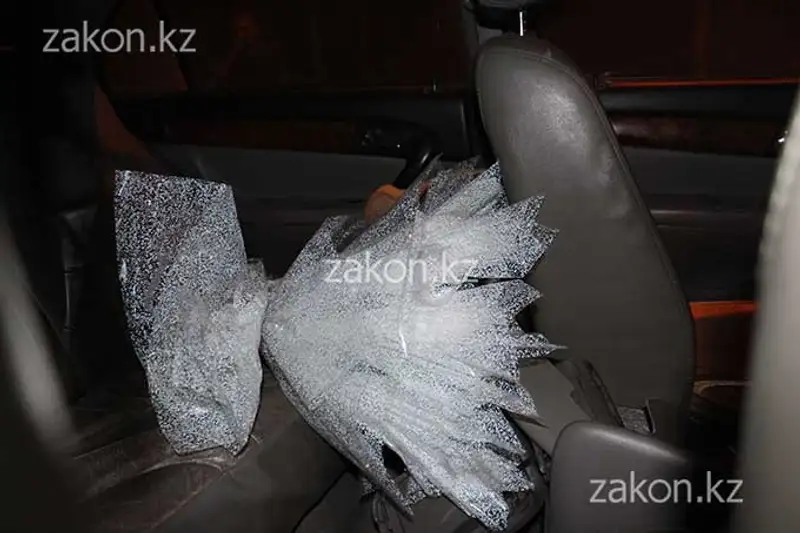 В Алматы водитель Дэу уснул за рулем и врезался в столб (фото), фото - Новости Zakon.kz от 25.10.2013 17:58