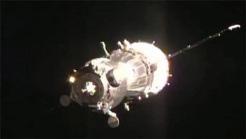 Двое российских космонавтов из экипажа МКС выходят в открытый космос