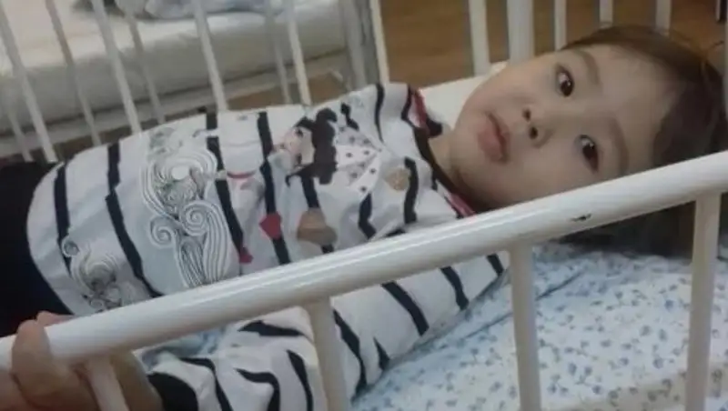 В Актау двухлетняя девочка отравилась шаурмой и умерла