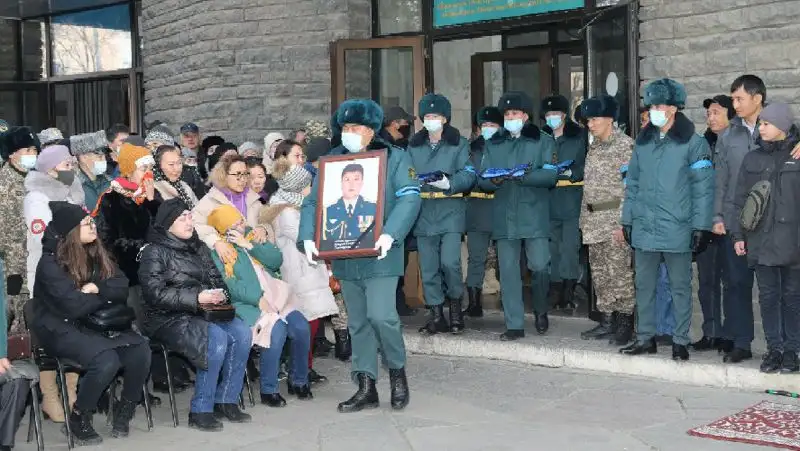 Прощание с подполковником вооруженных сил РК Сандибеком Хаировым, фото - Новости Zakon.kz от 13.01.2022 12:19