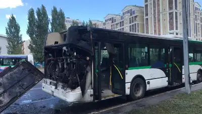 автобус загорелся в Нур-Султане, фото - Новости Zakon.kz от 27.07.2022 16:14